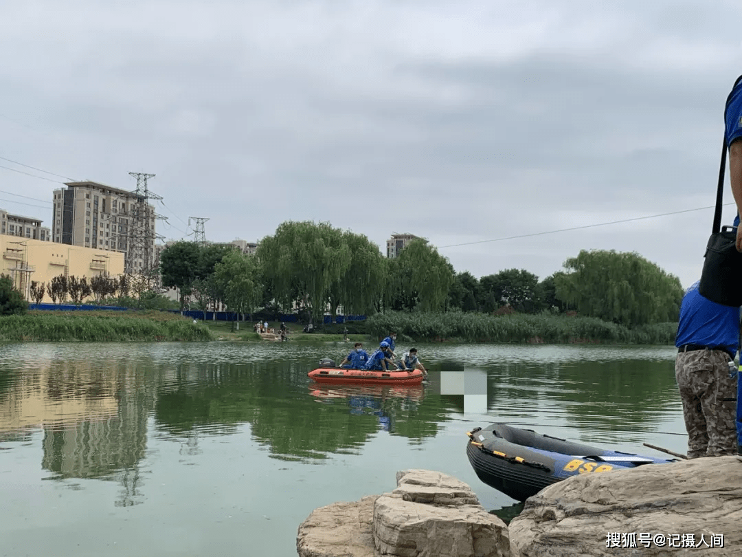 今天上午,在北京房山区良乡镇良常路附近的刺猬河,一名女子落水.