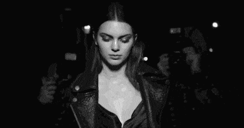 的搭配可以参考黑色短裤,黑色半身裙的风格更加的温婉优雅,增添女人味