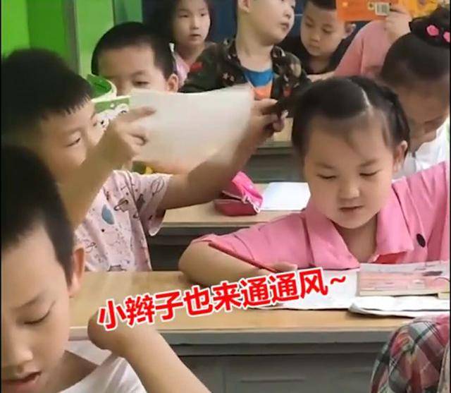 小男孩给女同桌辅导作业，贴心举动笑翻老师，网友：总感觉他是在撒狗粮
