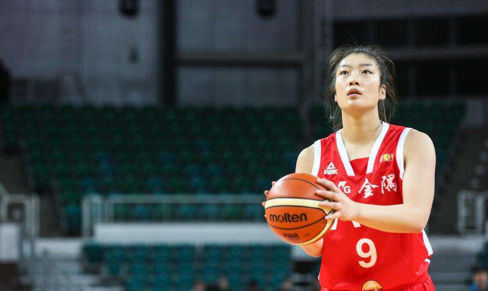 原创篮球女神李梦获fiba国际篮联重视,分享初涉赛场体验渴望上场比赛