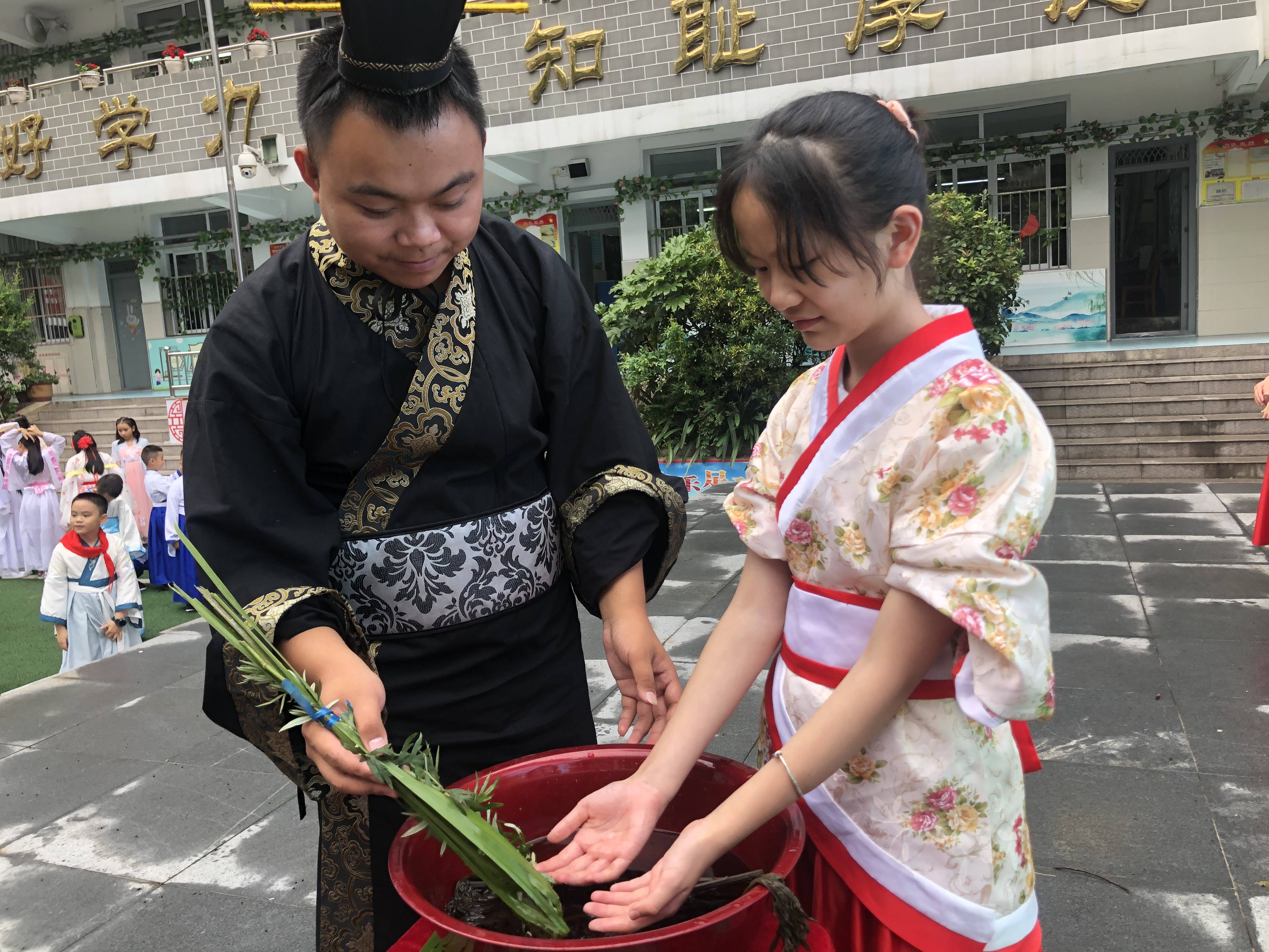 图集|点雄黄,沐兰汤,贵阳这所小学端午活动欢乐多