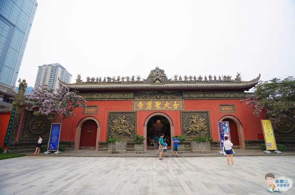 「佛寺」距今已1600多年历史，藏在最繁华的商区，成都唯一保存下来的佛寺