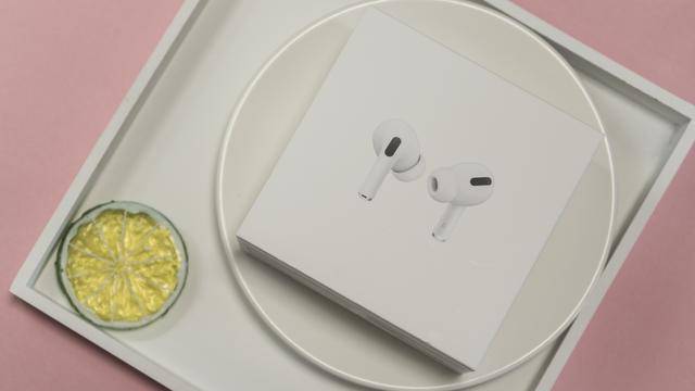 airpods pro的包装延续了前一代的产品外包装设计,继承了苹果家族