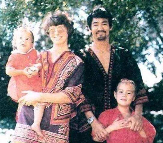 李小龙简介和死因 7e94e6f6b874402db94553a552ecee8a.jpeg