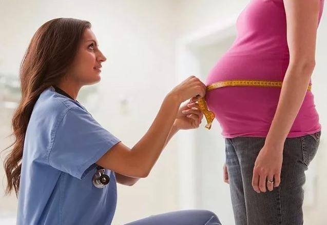 孕晚期胎儿迟迟不入盆，多半由于孕妈常做两个动作，中了赶紧改