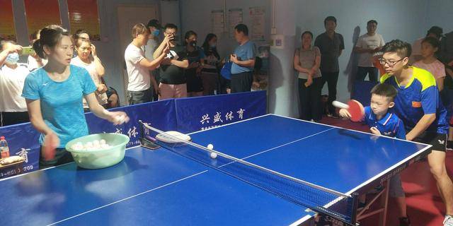 世界冠军杨婷走进郑州黑马乒乓球俱乐部与小学员进行教学互动