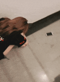搞笑gif:两位姑娘,在海边做什么模仿蚯蚓吗?
