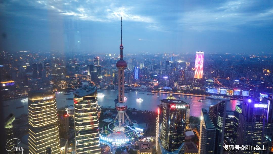 中国第一高楼上海中心大厦,拍夜景相比于白天感觉更震撼