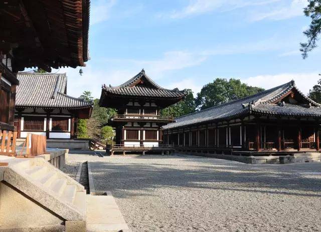 现在,奈良和京都还有很多唐韵的建筑,日本女子的传统服饰,也很容易让