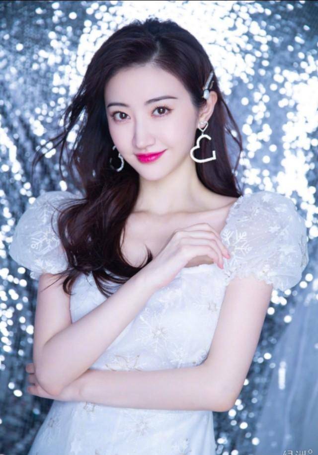景甜这组图好养眼,雪花裙洁净清新,冷白皮和小红唇,妥妥的美人