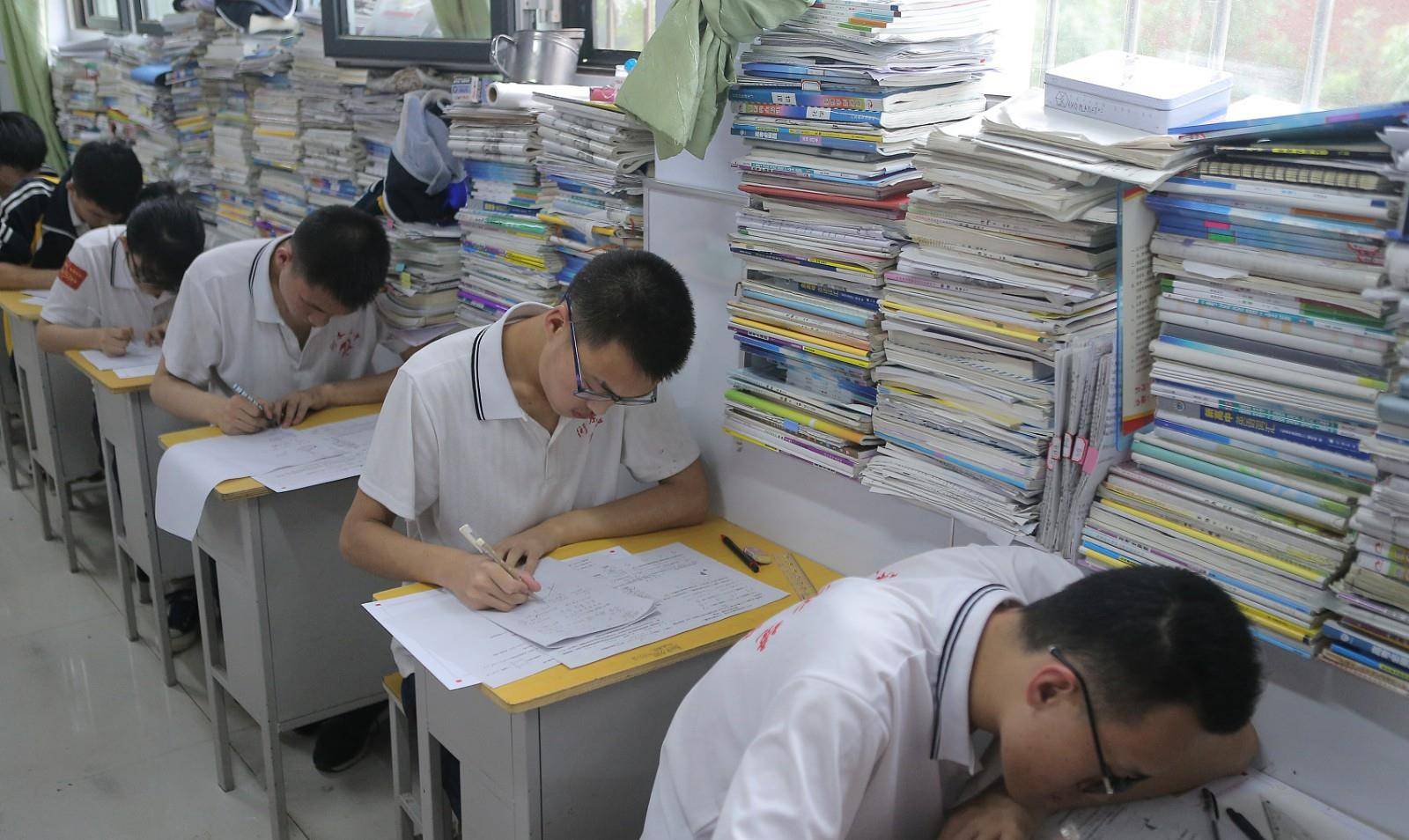 苟晶：班上的第一名，能上北大的成绩，结果去了山东曲阜师范学院