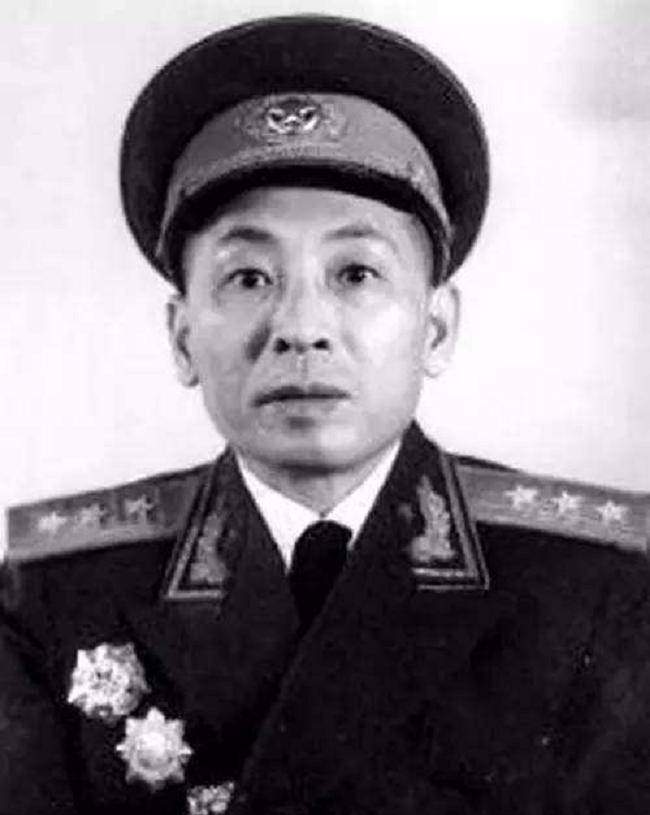 南京军区成立之后,司令员是许世友,两个副司