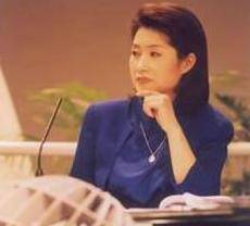 原创2004年,女主持杜鹃被"自家汽车"碾压颈部身亡后,台长丈夫"受贿赂"