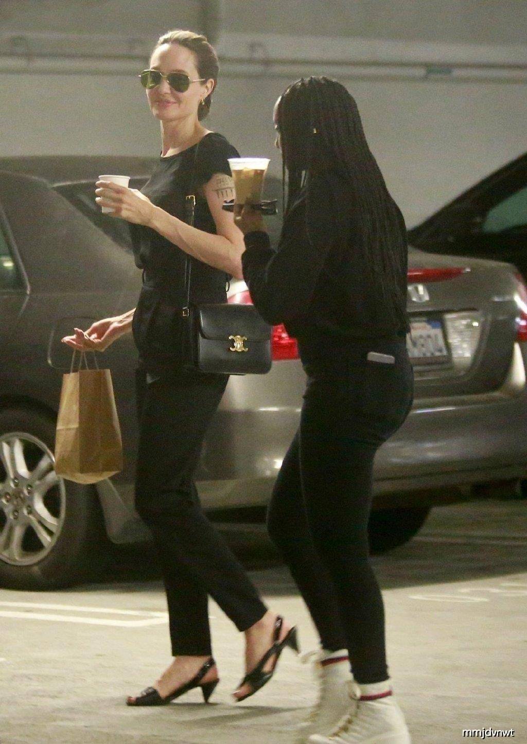 原创朱莉一身休闲装携女儿上街，13岁希洛身高赶超妈妈，假小子既视感