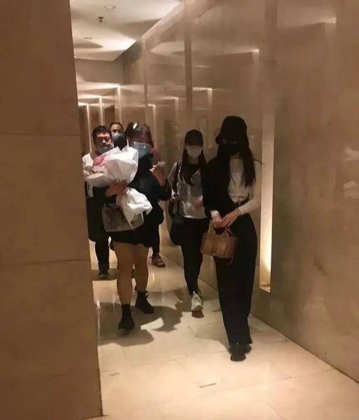 #赵丽颖#赵丽颖、黄晓明相继现身引人期待《中餐厅》第四季路透曝光