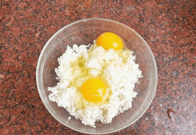 3,把鸡蛋打入米饭中