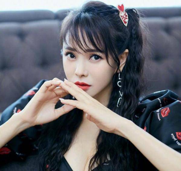 伊能静18岁儿子近照,以前爱穿女装的他,穿回男装后颜值还是蛮高 伊能静18岁儿子近照,以前爱穿女装的他,穿回男装后颜值还是蛮高
