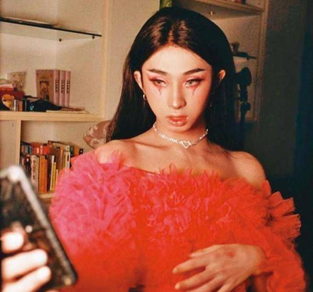 伊能静18岁儿子近照,以前爱穿女装的他,穿回男装后颜值还是蛮高 伊能静18岁儿子近照,以前爱穿女装的他,穿回男装后颜值还是蛮高