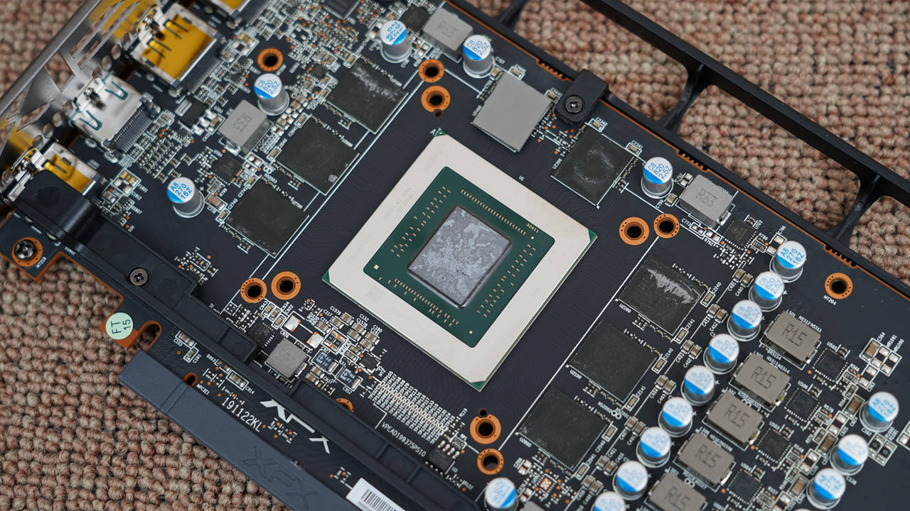 显卡采用navi 10核心,周围排列了8颗镁光gddr6显存,共组成8gb容量.