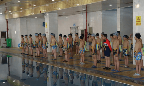 河南邓州市范仲淹公学开设首家学校游泳课