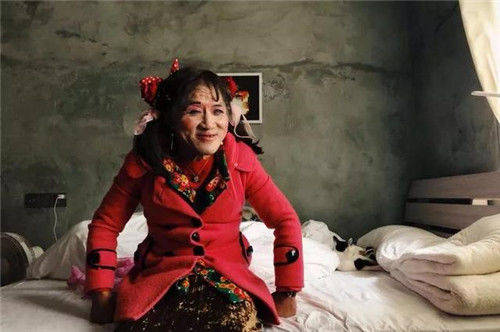 66岁拾荒老人男扮女装16年,浓妆艳抹扎辫子,他这么做是为什么?