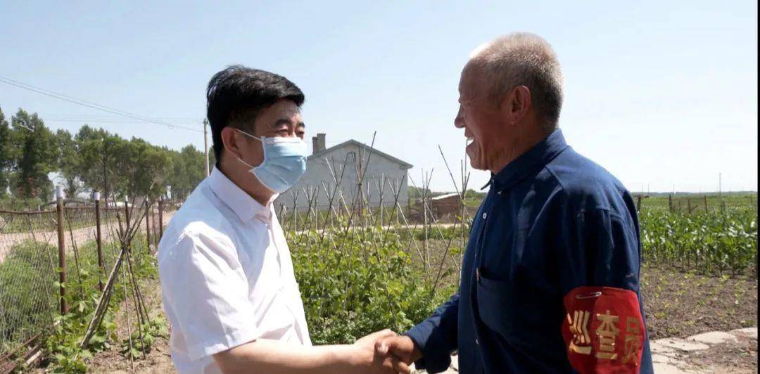 7月1日,县委常委,组织部长赵烈洲到北岗乡火犁村慰问困难党员赵峰,为