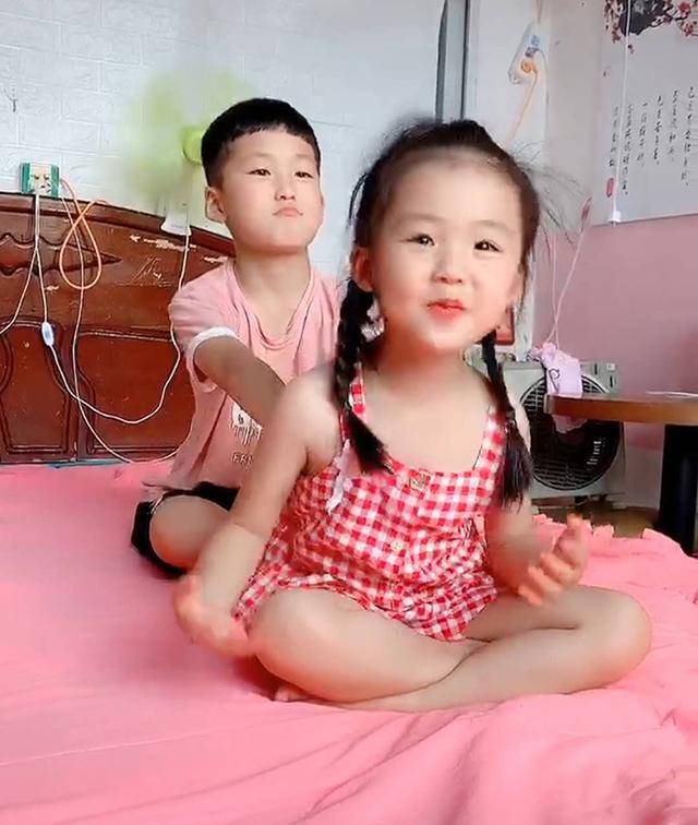 哥哥|哥哥很投入，妹妹很受伤，网友：都是武林高手兄妹俩在家中演“武侠片”