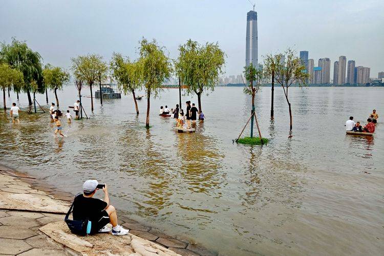 长江汉口武汉关水位已经超过25米设防水位,江水漫上汉口江滩一二级