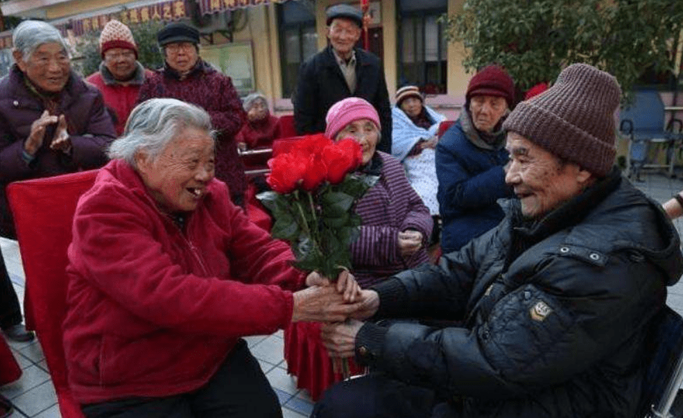 养老金上涨比例越来越少，交养老保险还划算吗？告诉你怎么回事