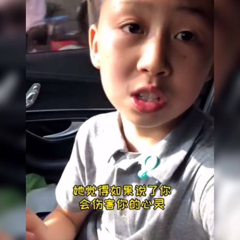原创钢铁直男！小男孩吐槽妈妈长得不好看，网友：眼神深情，话语残忍