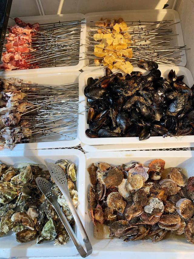 炭爷|火锅，海鲜，200来种菜随便吃不限量几十块一位的自助烧烤