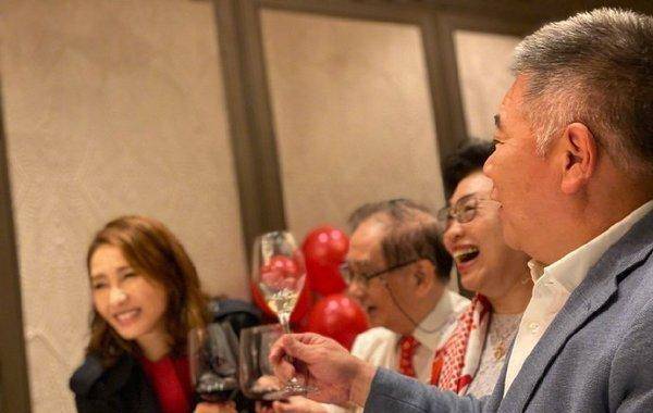 好温馨！黎姿为父母庆祝金婚，三代同堂，老公马廷强罕有现身