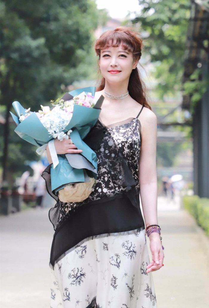 模样|原创周海媚扮嫩好狠,穿吊带裙硬P成18岁,看到没修图的皱纹不打脸吗?