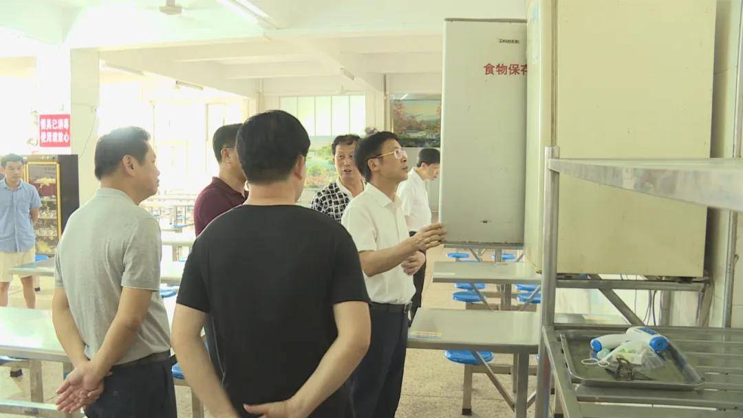 通过实地察看监控室,食堂,保密室等地,详细了解各考点的考前准备情
