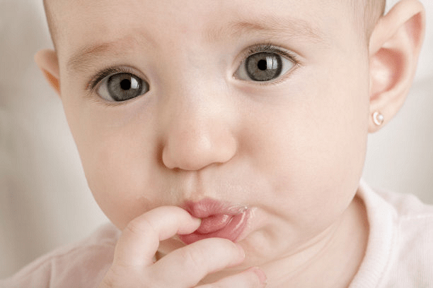 孩子|小宝宝太脆弱陪婴儿玩耍要注意什么?父母不可大意