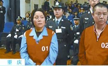 重庆黑帮女老大,为一己私欲曾找了16个情人,最小的比她小20多岁