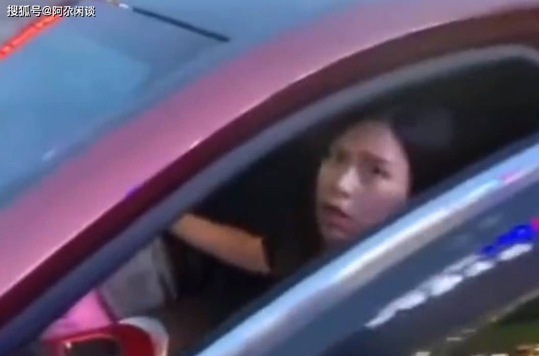 原创奔驰女司机乱停车,不接电话不道歉,自称是律师还动手打人