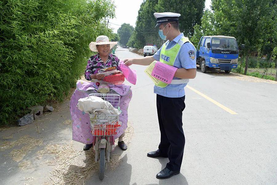 临沂公安交警走进农村开展一盔一带交通安全宣传