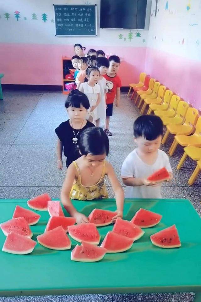 幼儿园宝宝领西瓜，插队、挑三拣四、争抢问题多，老师看了不淡定