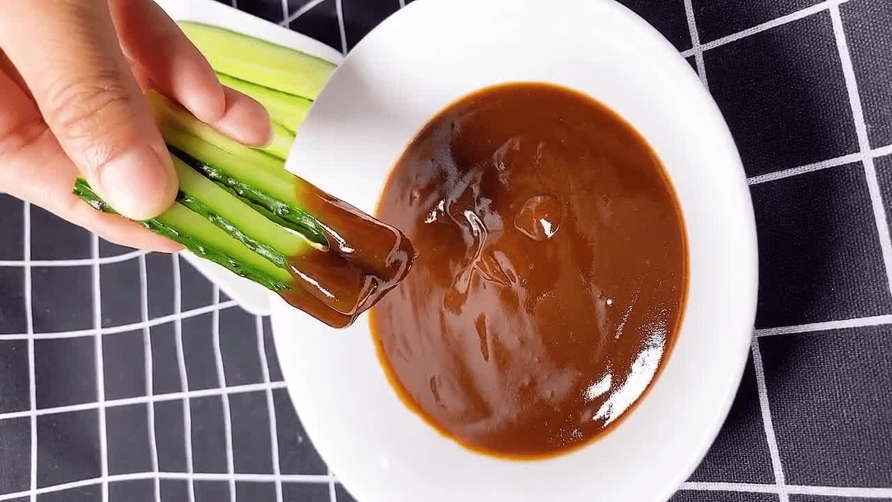 家庭版甜面酱，做法简单成本低廉，蘸大葱抹卷饼酱牛肉都很棒_搜狐网