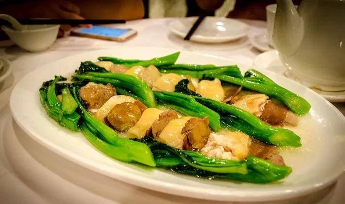 文昌鸡是广州酒家独创的招牌菜.