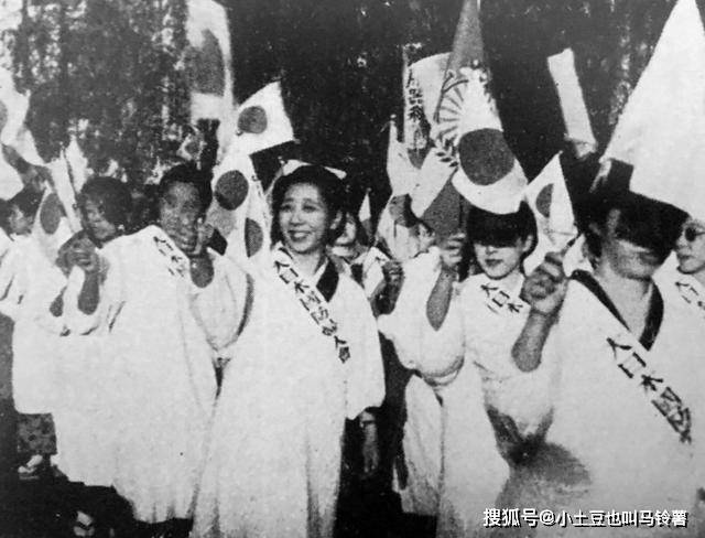 1937年,日军占领中国南京,日本国内的国防妇人会的女性走上大街,举着