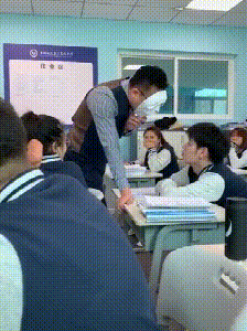 学生上课睡觉，老师戴面具“吓唬”，熊孩子表现笑翻全班同学