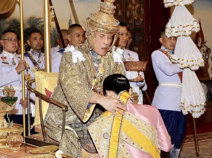 原创泰国王室两极分化!68岁泰王嫔妃众多,公主们却全都选择单身
