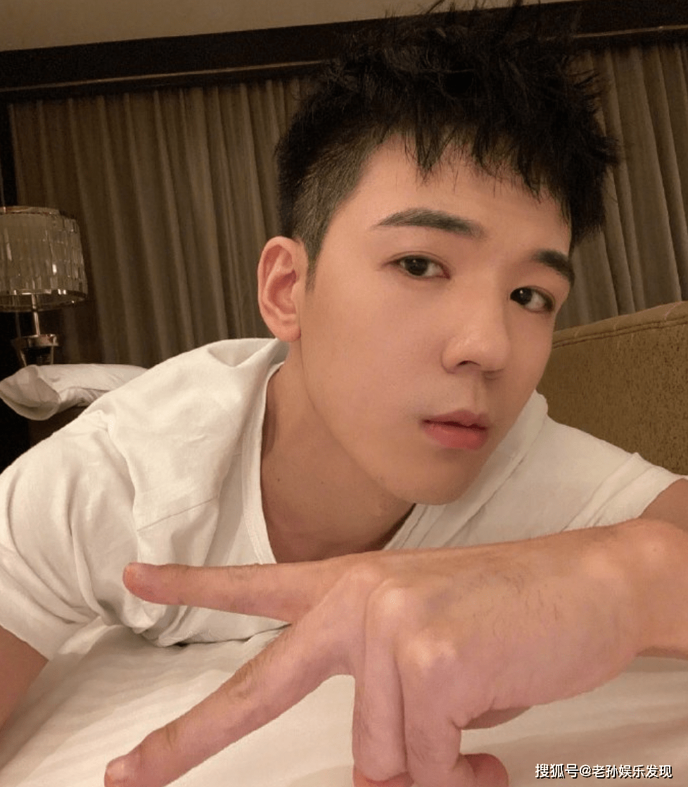 多篇|原创自曝高考作弊的他，今天发文暗指郑云龙踩低他