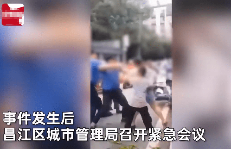 原创江西景德镇：商贩情绪激动先攻击，城管当孩子面用秤杆捶击女菜贩