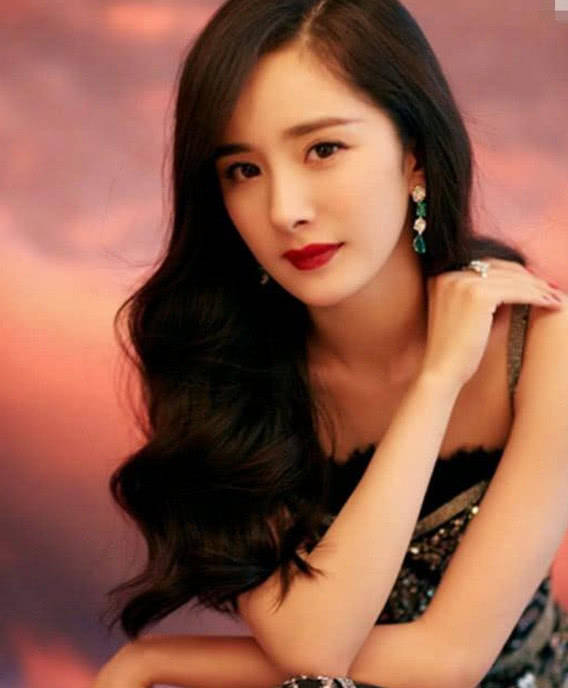 杨幂上综艺被指法令纹明显，脸部僵硬向下垮，