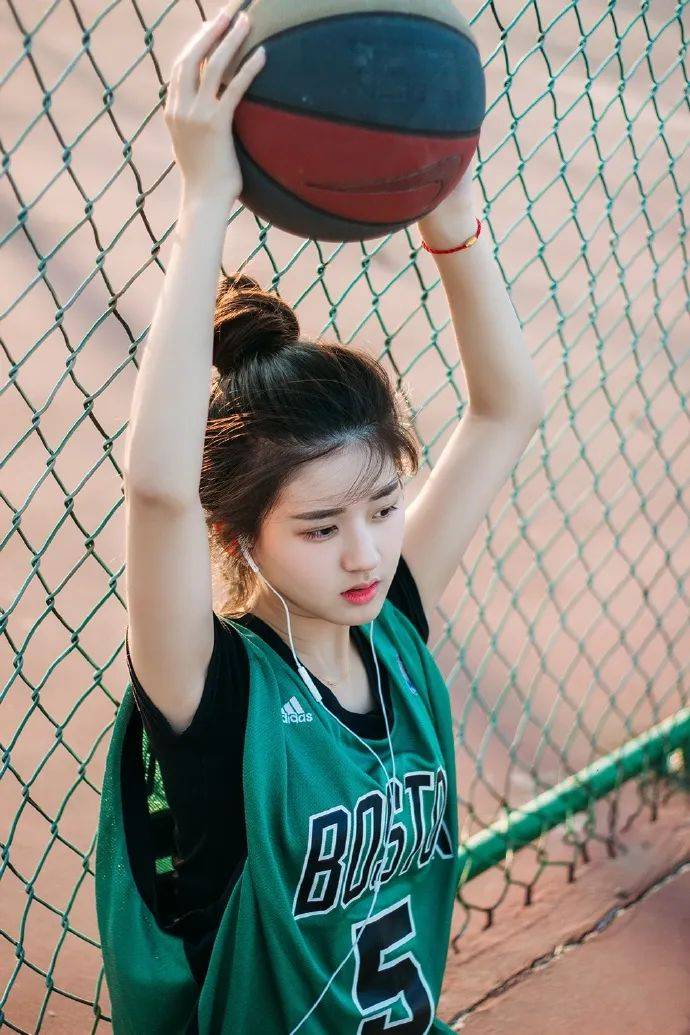 原创还是赵露思会玩,把运动外套穿成