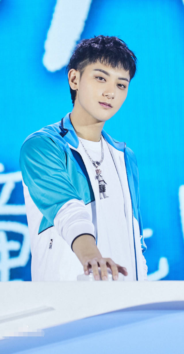 黄子韬开微博6年，粉丝千万却只关注一人，看清