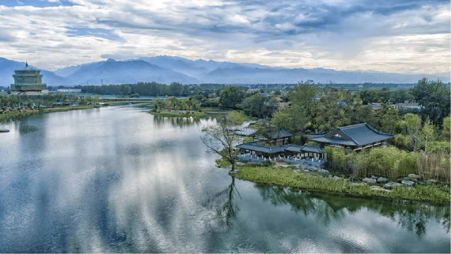 渼陂湖位于西安市鄠邑区涝河西畔,是秦汉上林苑,唐代游览胜地,人文